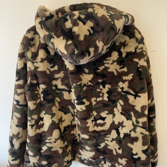 Super soft Camo Jacket with Hood! - Picture 2 of 3
